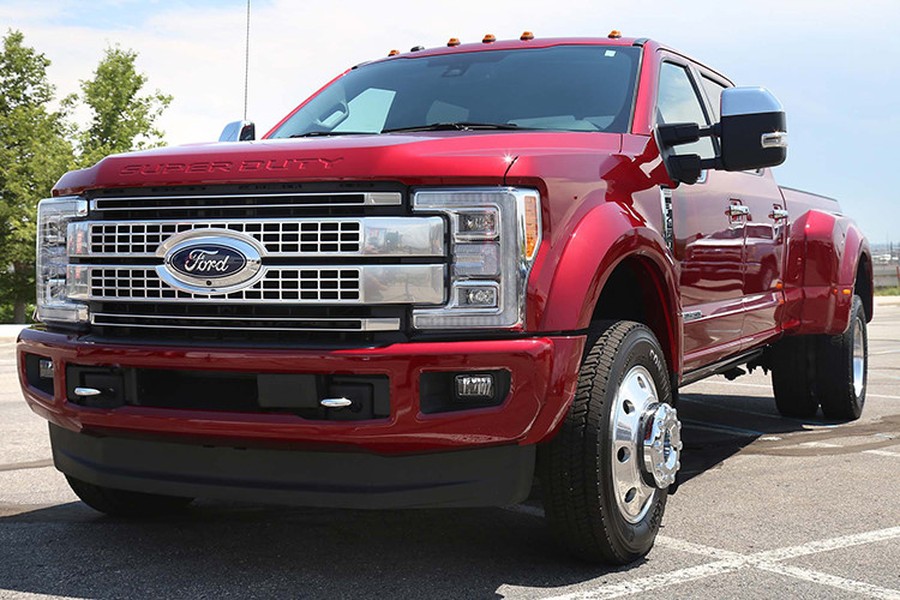 Theo đó, mẫu xe bán tải "đàn anh" của chiếc F-150 Raptor -  Ford Super Duty F-450 Platinum 2019 mới đầu tiên và độc nhất Việt Nam sau một thời gian khá dài về nước và nằm ở cảng Cát Lái, TP HCM sẽ được công ty nhập khẩu tư nhân đưa ra Hà Nội tìm kiếm chủ nhân.