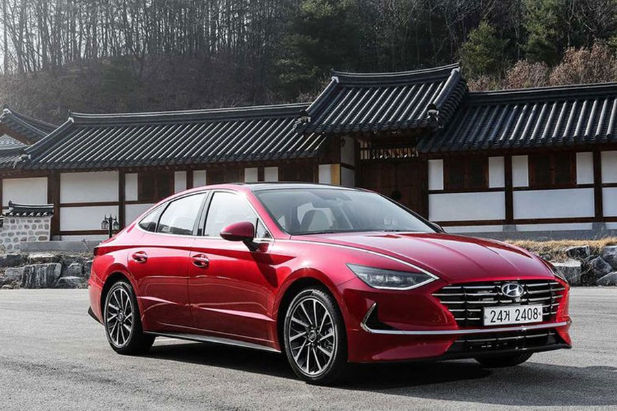 Là mẫu xe thương mại đầu tiên của Hyundai được ứng dụng ngôn ngữ thiết kế mới - Hyundai Sensuous Sportiness (Thể thao gợi cảm), giới thiệu lần đầu trên chiếc xe concept Le Fil Rouge, Hyundai Sonata 2020 mới sở hữu diện mạo trẻ trung, hiện đại và vô cùng đẹp mắt nhờ có những đường nét lai coupe.