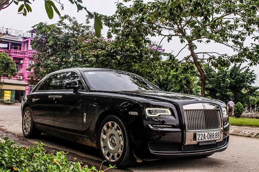 Mới đây, một chiếc  xe siêu sang Rolls-Royce Ghost Series II EWB mang biển số tứ quý 8 đã bị bắt gặp đỗ trên đường phố Vĩnh Phúc. Theo thông tin được biết, chiếc xe này thuộc sở hữu của một đại gia Tuyên Quang và có giá trị lên tới 27 tỷ đồng (tại thời điểm mua).