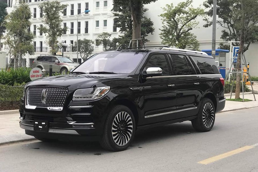 Mẫu xe  SUV hạng sang Lincoln Navigator mới được đưa về thị trường Việt Nam hiện đã khá dồi dào so với hồi cuối năm 2018, đầu 2019. Xe với đù các màu sắc như trắng, đen, tím vỏ nho hay màu xám và trắng. Mới đây, lại thêm 1 chiếc xe Lincoln Navigator Black Label 2019 mới được một công ty nhập khẩu tư nhân tại Hà Nội đưa về.