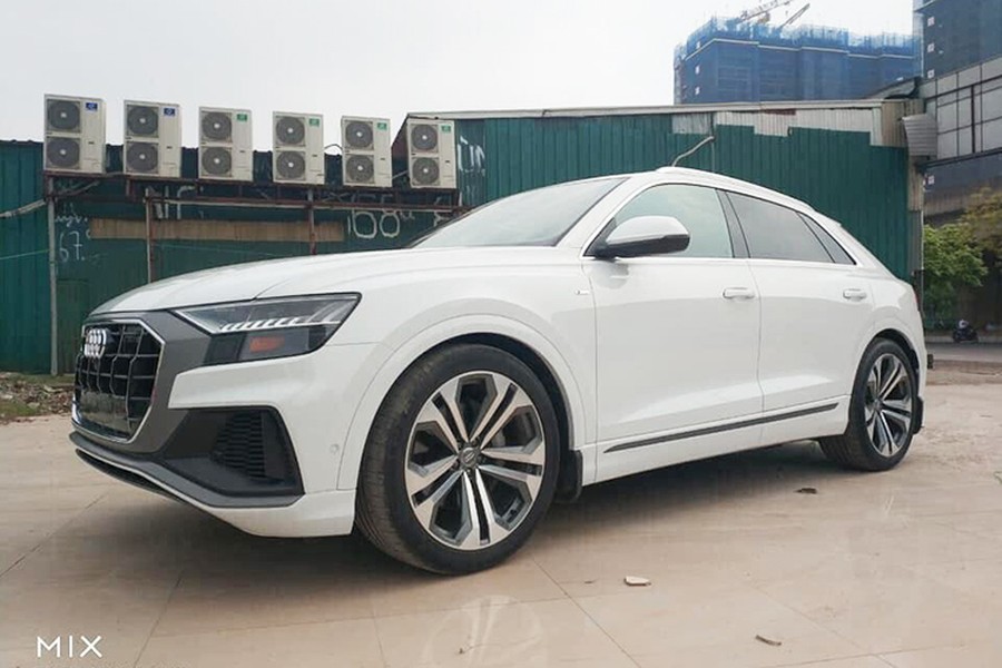 Mẫu  SUV hạng sang Audi Q8 mới được xếp vào phân khúc SUV-coupe cùng với BMW X6 và Mercedes-Benz GLE coupe. Ngoại hình chiếc xe khác biệt so với dòng Q-Series của Audi với ngôn ngữ thiết kế mới, mang đường nét từ mẫu sedan hạng sang A8. Chiếc xe Q8 bản 2019 này được đại lý tư nhân đưa về Hà Nội là bản cao cấp nhất.