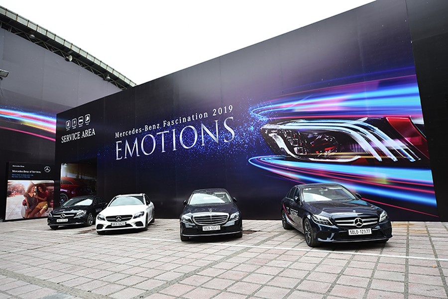  Triển lãm Mercedes-Benz Fascination tại thủ đô Hà Nội với chủ đề “Emotions”, sự kiện khắc họa 4 tôn chỉ nhân văn mà thương hiệu Mercedes-Benz hướng đến: Tôn trọng (Respect), Yêu thương (Love), Tin tưởng (Trust) và Thuận tiện (Ease). 4 mẫu xe chủ lực của Mercedes-Benz Việt Nam (MBV) bao gồm C-/E-/S-Class và GLC sẽ “hóa thân” vào từng tính cách trong những bối cảnh thân thuộc với khách hàng.