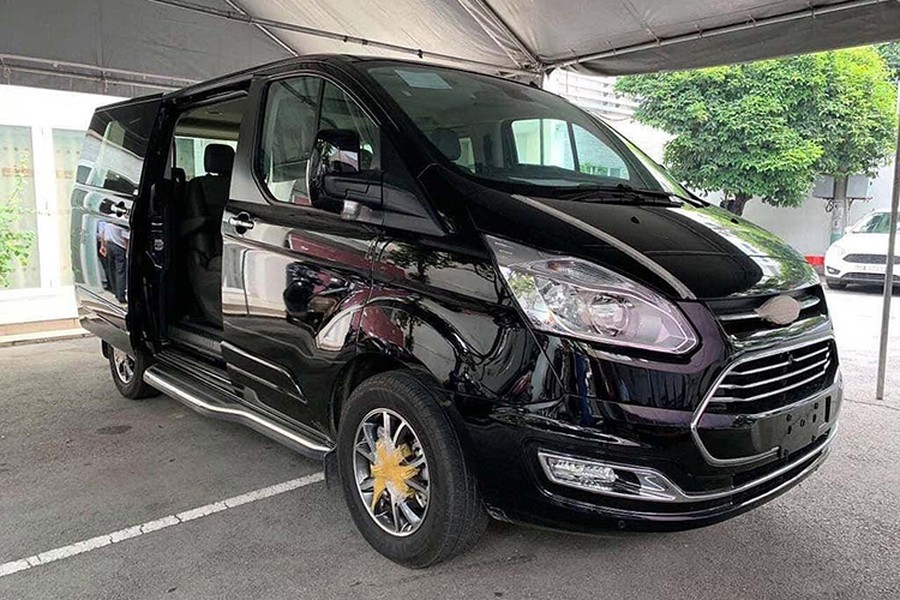 Những chiếc  xe Ford Tourneo mới đã bất ngờ xuất hiện tại Việt Nam. Những hình ảnh vừa được chia sẻ trên mạng xã hội cho thấy nó đã có mặt tại nhà máy của Ford Việt Nam tại Hải Dương, đây cũng rất có thể là những phiên bản lắp ráp CKD và sẵn sàng chờ ngày lăn bánh.