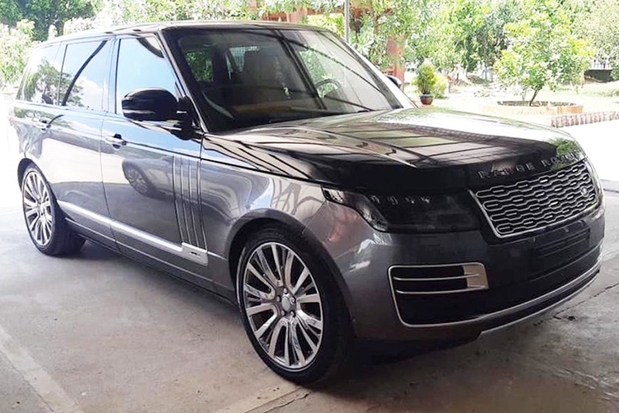 Vào giữa tháng 7 vừa qua, một chiếc SUV hạng sang  Range Rover SVAutobiography đời 2019 đã được công ty nhập khẩu tư nhân Hà Nội khui công thu hút không ít sự chú ý của giới mê xe. Đây là dòng xe mạnh mẽ và đắt nhất của Range Rover tại Việt Nam.