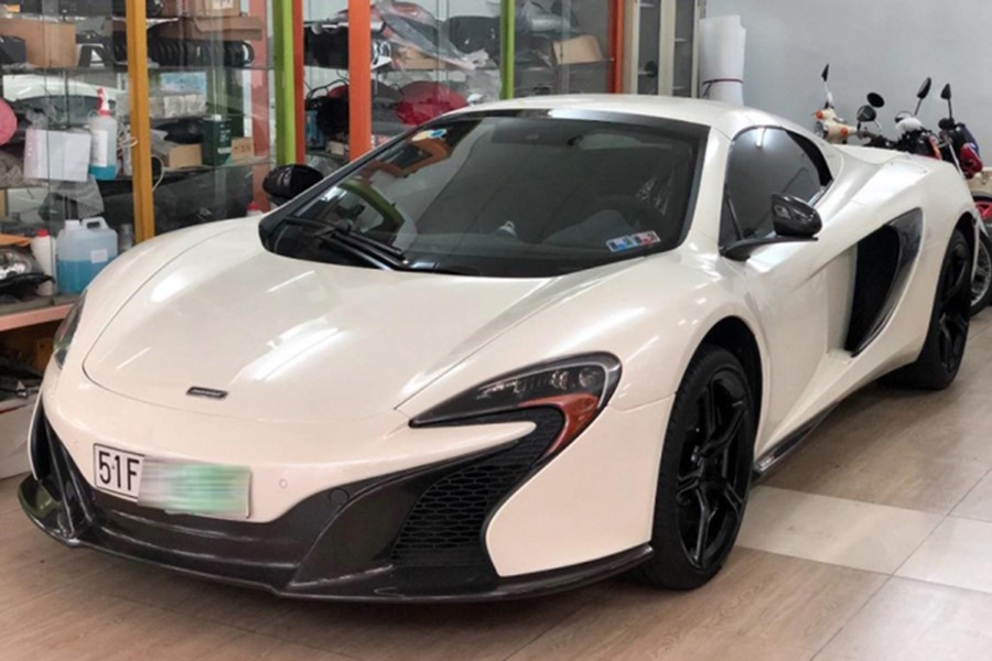 Đây là lần tìm chủ thứ 3 của chiếc  siêu xe McLaren 650S Spider màu trắng độc nhất vô nhị tại Việt Nam này. Điều thú vị là màu sơn trắng hiện tại của xe đã được các thợ Việt sơn lại theo yêu cầu của chủ nhân đầu tiên, ông Đặng Lê Nguyên Vũ, Chủ tịch thương hiệu Trung Nguyên.