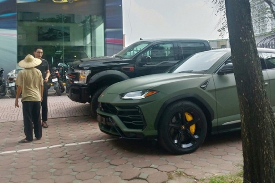 Mới đây, hhình ảnh chiếc  siêu SUV Lamborghini Urus mang ngoại thất màu xanh quân đội xuất hiện ở một công ty nhập khẩu xe sang tại Hà Nội đã khiến không ít những người đam mê xe tại Việt Nam bất ngờ. Trước đó, cả 3 chiếc Lamborghini Urus về Việt Nam đều không có xe nào mang bộ áo độc đáo này.