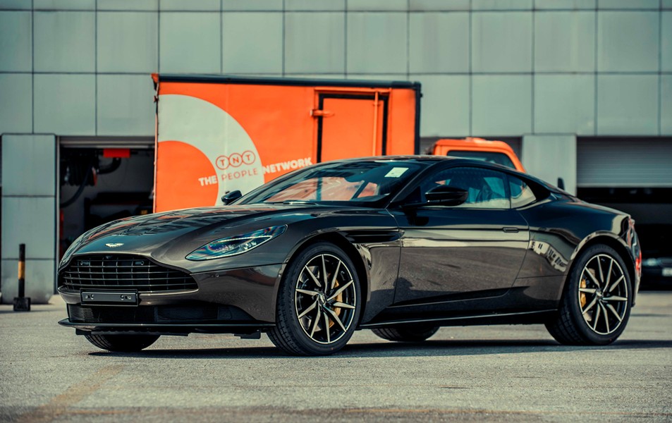 Aston Martin Việt Nam cho biết vừa thông quan thành công chiếc DB11 Kopi Bronze tại Hà Nội. Đây là chiếc  siêu xe Aston Martin DB11 duy nhất tại Việt Nam sở hữu màu vàng đồng Kopi Bronze được lấy cảm hứng từ màu cà phê nguyên chất. Ngay sau khi thông quan, chiếc xe này đã được một khách hàng đặt mua và đang chuẩn bị bàn giao đến chủ nhân.