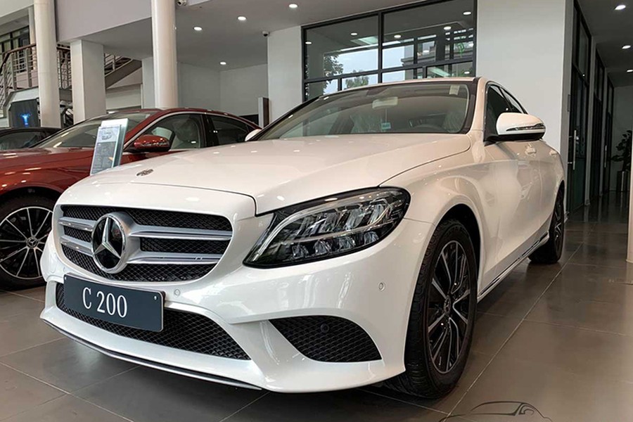 Theo một số nhân viên kinh doanh của các đại lý Mercedes-Benz toàn quốc, mẫu xe  Mercedes-Benz C200 2019 đang giảm giá rất tốt với tổng trị giá 15%, trong đó bao gồm 10% thuế trước bạ, gói bảo dưỡng chăm sóc xe và phí bảo hiểm vật chất thân xe. Như vậy, tổng chi phí để xe lăn bánh chưa tới 1,5 tỷ đồng.