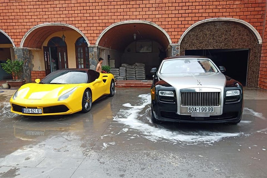 Mới đây, những hình ảnh về bộ đôi  Ferrari 488 GTB và Rolls-Royce Ghost Ghost Series I mang biển "tứ quý" 9 ở Đồng Nai được chia sẻ trên mạng xã hội đã khiến nhiều người yêu xe quan tâm. Được biết, trước khi về tay đại gia Đồng Nai, chiếc siêu xe Ferrari 488 GTB màu vàng này đã được định cư tại Bình Dương một thời gian khá dài.