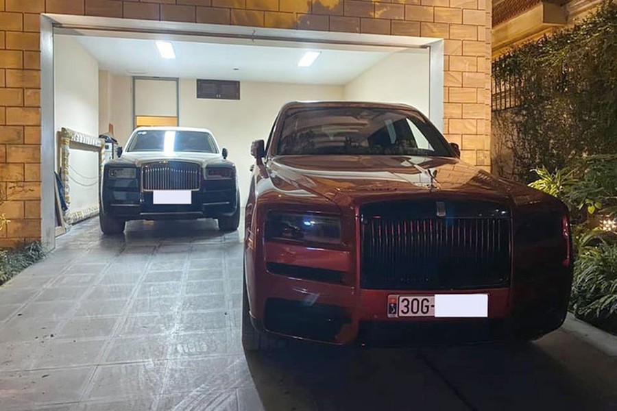 Mới đây, trên mạng xã hội xuất hiện bức ảnh cặp đôi  SUV siêu sang Rolls-Royce Cullinan đỗ cùng nhau trong một garage tại Hà Nội đã gây choáng ngợp không ít người yêu xe trên khắp cả nước. Đây không phải lần đầu tiên hai chiếc Rolls-Royce Cullinan này xuất hiện cùng nhau, nhưng trước đó, các hình ảnh đều chụp bộ đôi SUV siêu sang đỗ trên đường phố.