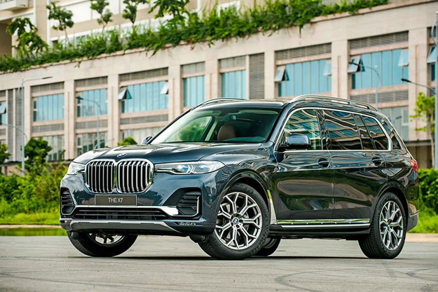 Mặc dù  BMW X7 2019 mới được điều chỉnh giảm giá mạnh, nhưng hiện tại vẫn cao hơn một chút so với các xe nhập tư nhân đang có giá bán từ 6,8 tỷ đồng hay cao hơn nữa tùy thuộc vào “đồ chơi” options đi kèm. Trước đó, BMW X7 nhập khẩu tư nhân còn được đưa về nước sớm hơn so với X7 nhập chính hãng.