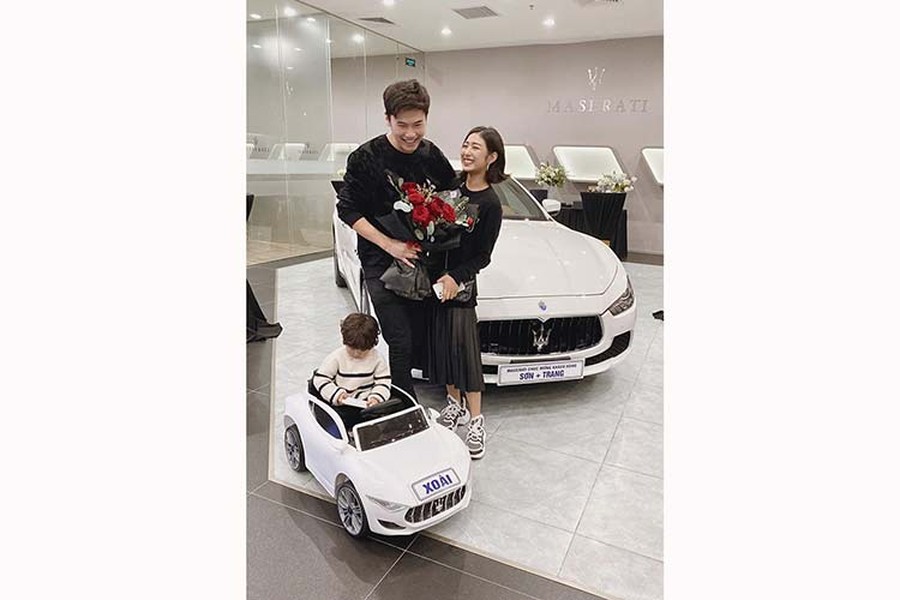 Gia đình vlogger Trang Lou mới đây đã có thêm 2 chiếc  xe hạng sang Maserati vào bộ sưu tập khi vừa nhận xe vào ngày 22/12. Trước đó, bố của vlogger này là nghệ sĩ Phạm An Hải đã mua một chiếc Maserati Levante vào năm ngoái. Như vậy, gia đình này đã có tới 3 chiếc Maserati.