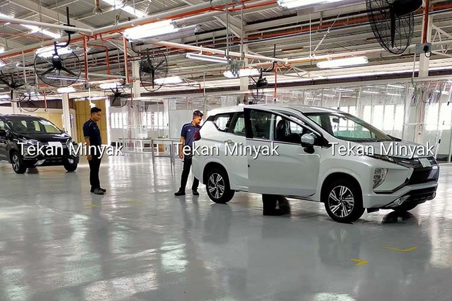 Lần đầu tiên ra mắt vào tháng 8/2017, mẫu  xe giá rẻ Mitsubishi Xpander hiện là một trong những cái tên "hot" nhất phân khúc MPV cỡ nhỏ tại thị trường Đông Nam Á. Để duy trì sức hút của mẫu xe này, hãng Mitsubishi có vẻ như đang chuẩn bị tung ra Xpander phiên bản nâng cấp. Những hình ảnh của Mitsubishi Xpander 2020 trong nhà máy đã cho thấy điều này. 