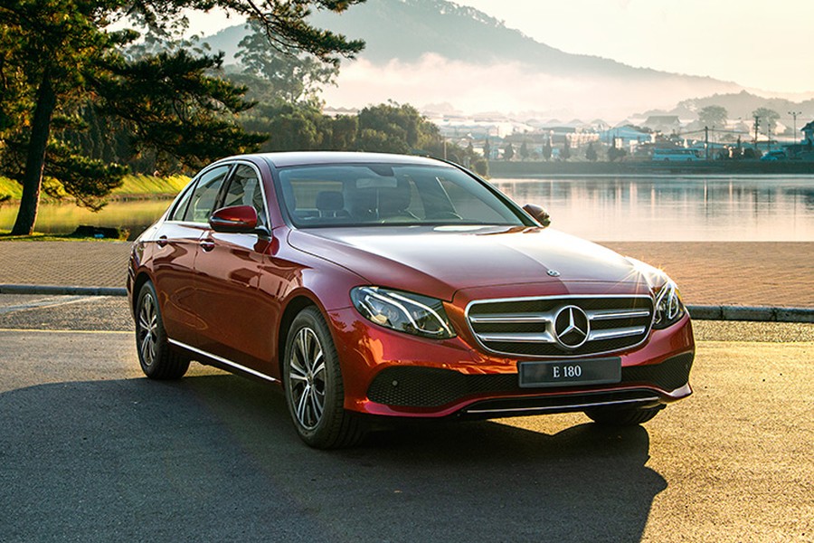 Bên cạnh phiên bản E200 Exclusive đã ra mắt trong tháng 2/2020, Mercedes-Benz Việt Nam (MBV) giới thiệu thêm phiên bản E 180 hoàn toàn mới. Như vậy, danh mục sản phẩm mới của E-Class sẽ bao gồm 3 phiên bản là E180, E200 Exclusive và E300 AMG. Nhưng đáng chú ý nhất vẫn là  xe sang Mercedes-Benz E180 mới với mức giá khá "mềm".