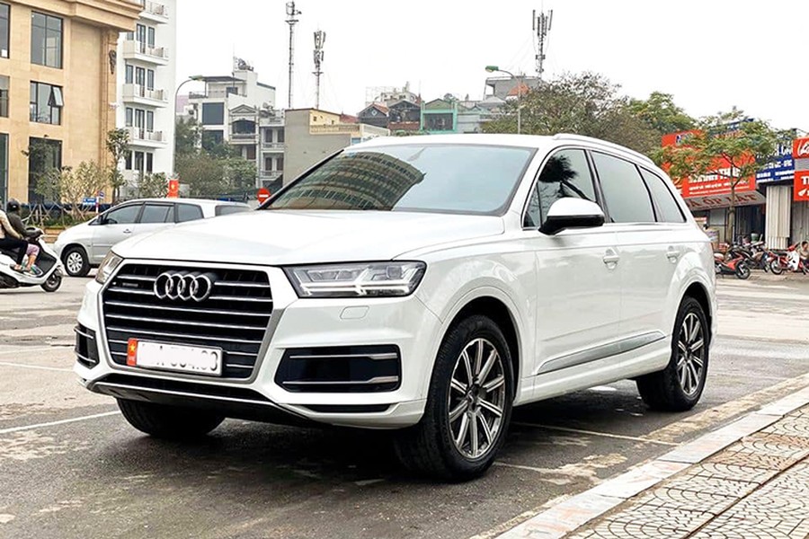 Chiếc xe SUV hạng sang  Audi Q7 2019 mới đây đã được chủ nhân chào bán trên sàn xe cũ, chiếc xe mang biển số Đà Nẵng và mới lăn bánh chỉ khoảng 1 năm, số km đã chạy khoảng hơn 18.000 km. Đây là đối thủ cạnh tranh với BMW X5, Volkswagen Touareg, Mercedes-Benz GLE, Porsche Cayenne và Volvo XC90... tại thị trường Việt Nam.