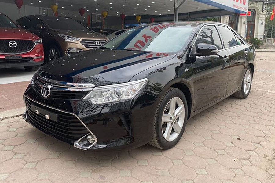 Mẫu  xe sedan Toyota Camry 2017 bản nâng cấp từng được giới thiệu tại thị trường Việt vào tháng 10/2017. Camry phiên bản cải tiến vẫn duy trì 3 phiên bản: 2.5Q, 2.5G và 2.0E cùng một số thay đổi về thiết kế nội ngoại thất, đây là mẫu xe được đánh giá có mức bán ra dễ chịu hơn rất nhiều so với các phiên bản trước đây.