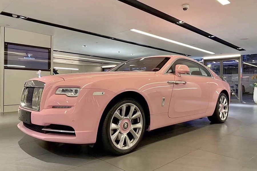 Vào cuối tháng 5, hình ảnh một chiếc  Coupe siêu sang Rolls-Royce Wraith diện bộ áo màu hồng từ trong ra ngoài đã khiến dân tình trong nước không khỏi xôn xao dù chiếc xe này được cho ở một đất nước châu Á. Mãi đến nay, giới mê xe tại Việt Nam sẽ sớm được diện kiến một chiếc Rolls-Royce Wraith màu hồng (Ảnh: xe tại nước ngoài).