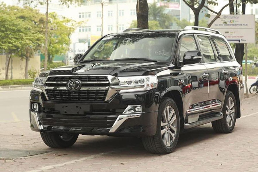 Mới đây, những chiếc  Toyota Land Cruiser VXS 2021 mới cả phiên bản V8 4.6 và 5.7L đầu tiên cũng đã có mặt tại Việt Nam và được nhập khẩu nguyên chiếc từ Trung Đông từ phía địa lý tư nhân ở Hà Nội.