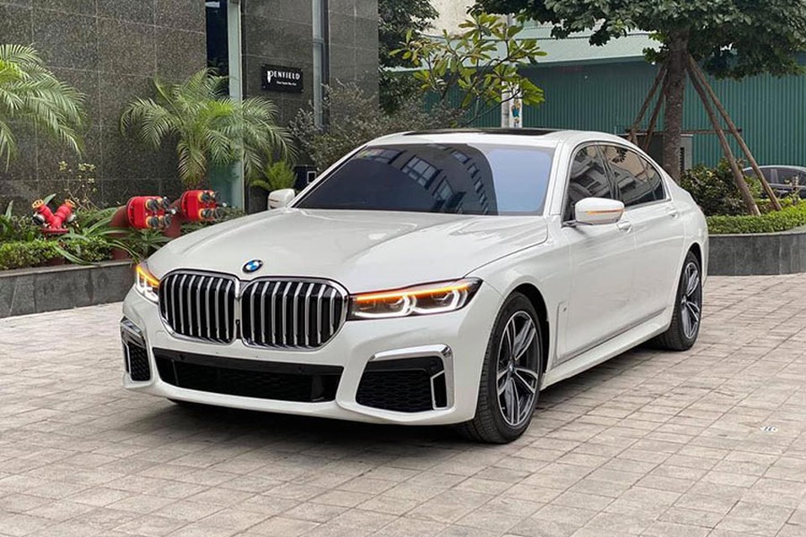  BMW 730Li M Sport 2020 mới đánh dấu lần đầu tiên có một mẫu xe mang phong cách thể thao trong phân khúc sedan hạng sang cỡ lớn dành cho khách hàng thích cầm lái của dòng 7 Series. Mới đây, một chiếc xe "chạy lướt" chỉ 4000km với ngoại hình gần như mới (còn bảo hành chính hãng đến 2023) đã được chủ nhân chào bán trên sàn xe cũ.