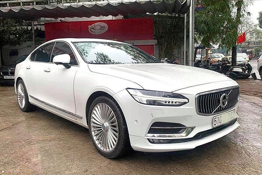 Mẫu  xe sang Volvo S90 Inscription từng ra mắt lần tại triển lãm ôtô quốc tế Detroit 2016. Chỉ trong một thời gian ngắn, hãng xe Thụy Điển đã khai trương đại lý của mình tại thị trường Việt. Trong đó, S90 là mẫu xe sedan duy nhất mà Volvo phân phối chính hãng tại thị trường Việt Nam tại thời điểm đó với 2 phiên bản là Momentum và Inscription.