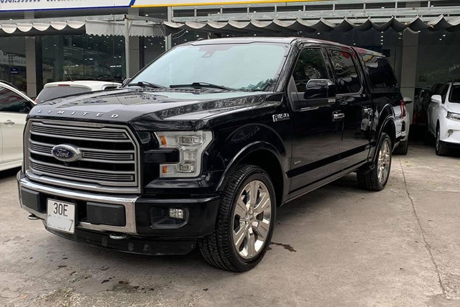 Ford F-150 là một trong những dòng xe bán tải được ưa chuộng nhất tại Mỹ. Phiên bản giới hạn cao cấp nhất của dòng xe bán tải này mới được nhập khẩu về Việt Nam không nhiều, chủ yếu được những người mê xe đặt về phục vụ công việc và đam mê. Mới đây, một người dùng ở Hà Nội đã chào bán chiếc  Ford F150 Limited đời 2016, đây được xem là chiếc siêu bán tải hiếm hoi xuất hiện trên sàn xe cũ.