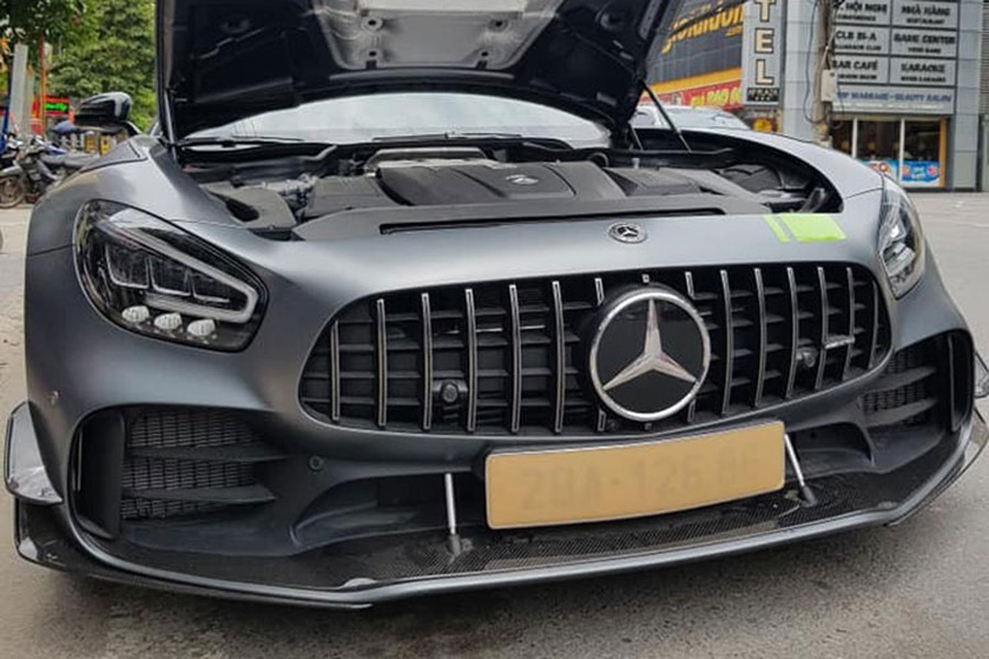 Dòng siêu xe Mercedes-AMG GT R đã có 2 chiếc về dải đất hình chữ S, trong khi đó, chiếc Mercedes-AMG GT R đầu tiên thuộc bản tiêu chuẩn và đang có mặt trong garage của đại gia siêu xe Cường Đô la. Còn chiếc siêu xe  Mercedes-AMG GT R thế hệ mới thứ 2 thuộc bản Pro đang xuất hiện ở tỉnh Hoà Bình.