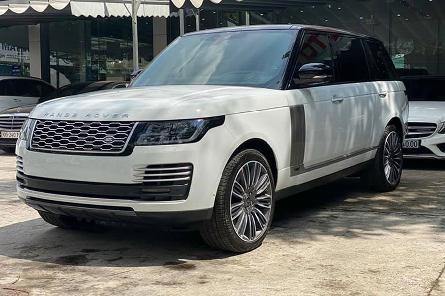 SUV  Range Rover hạng sang là một trong những mẫu xe làm nên tên tuổi của thương hiệu Land Rover của Anh quốc. Tại thị trường Việt Nam, những chiếc Range Rover có giá dao động từ trên dưới 8 tỷ đến hơn 23 tỷ đồng, tùy biến thể, phiên bản và được đại lý tư nhân nhập khẩu hay phân phối chính hãng.