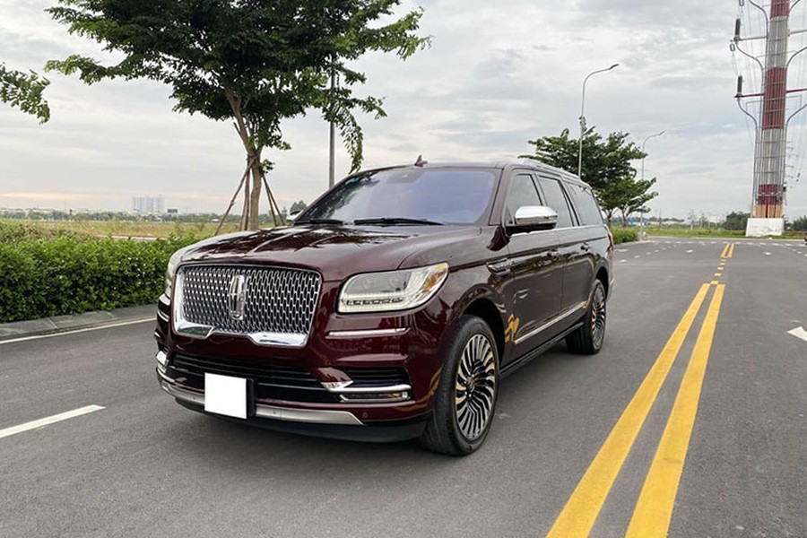  Lincoln Navigator L hạng sang từng là "hàng hot" tại thị trường Việt Nam từ hồi cuối năm 2018, đầu 2019 và luôn được các đại gia đặt hàng tìm mua. Mới đây, đã một chiếc xe Lincoln Navigator Black Label 2019 phiên bản cao cấp được đại gia Hà Nội chào bán trên sàn xe cũ với mức giá được xem là "khá hời".