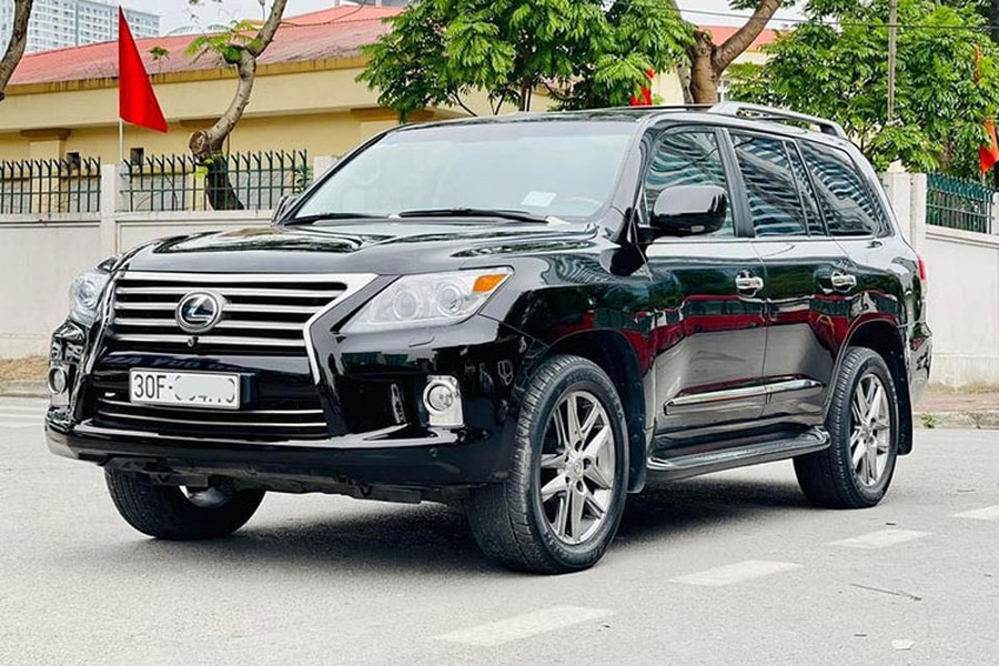 Những chiếc xe sang thương hiệu Lexus luôn được ưu ái tại thị trường Việt Nam bởi khả năng giữ giá và sự bền bỉ. Hiện nay, những chiếc  Lexus LX 570 đời cũ vẫn được chào bán với mức giá vài tỷ đồng. Chiếc xe trong bài viết thuộc phiên bản 2010, lăn bánh hơn 11 năm và đang được chủ nhân chào bán tại sàn xe cũ Hà Nội.