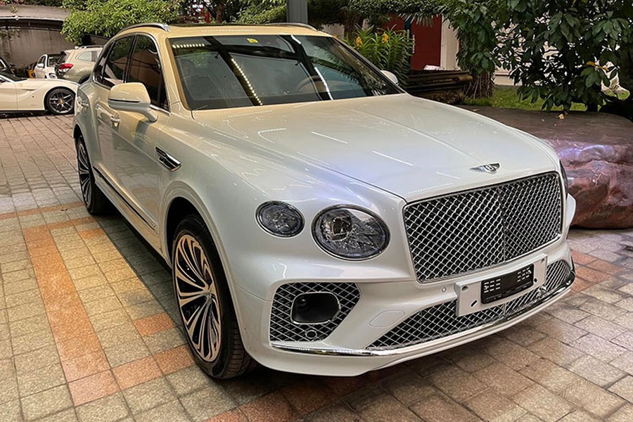 Chỉ 1 ngày sau khi tậu chiếc SUV siêu sang  Bentley Bentayga V8 2021 bản nâng cấp mới nhất, Phan Thành lại gây chú ý khi thanh lý một chiếc siêu xe trong bộ sưu tập xe khủng của mình - đó chính là chiếc siêu xe Ferrari F12 Berlinetta màu trắng có một không 2 tại dải đất hình chữ S.