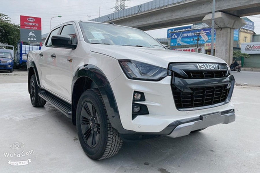 Theo thông tin từ website chính thức của Isuzu Việt Nam, mức  giá xe Isuzu D-Max 2022 đã chính thức được cập nhật với 4 phiên bản như sau: D-Max Prestige 1.9 MT 4x2: 640 triệu đồng, D-Max Prestige 1.9 AT 4x2: 680 triệu đồng, D-Max Hi-Lander 1.9 AT 4x2: 750 triệu đồng và D-Max Type Z 1.9 AT 4x4: 870 triệu đồng.