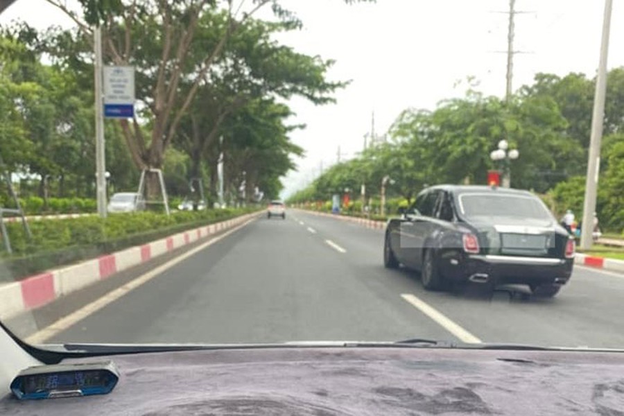 Mới đây, hình ảnh một chiếc xe siêu sang  Rolls-Royce Phantom thế hệ thứ 8 dạo phố tại tỉnh Bà Rịa - Vũng Tàu đã thu hút sự quan tâm của nhiều người. Xe thậm chí còn không có biển số phía sau, vì thế, giới yêu xe tin rằng một doanh nhân Vũng Tàu mới mua Rolls-Royce Phantom VIII và quá hứng thú nên lái xe 1 vòng dạo phố biển.