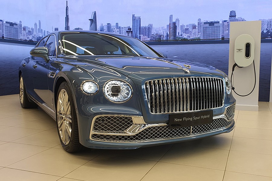 Bentley Việt Nam đã chính thức trình làng mẫu xe sang lai điện  Bentley Flying Spur Hybrid 2023 mới. Đây là mẫu xe sang thứ 2 của hãng xe nh quốc được trang bị động cơ Hybrid sau SUV Bentley Bentayga.