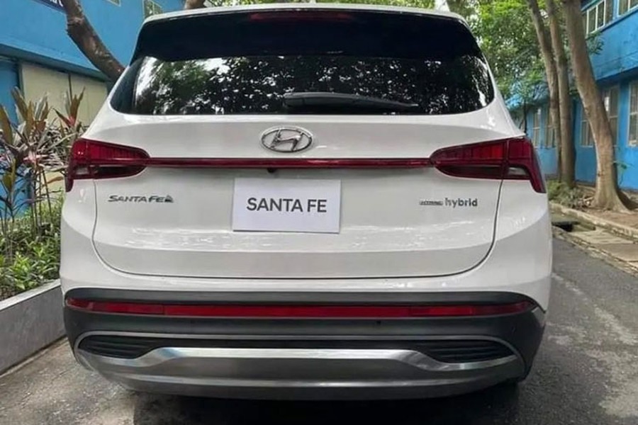 Mới đây, hình ảnh một chiếc  Hyundai SantaFe hybrid 2023 mới thứ 2 tại Việt Nam được bắt gặp và hình ảnh phía đuôi xe đang được chia sẻ rộng rãi trên mạng xã hội. Chiếc xe trước đó có màu sơn đen và xuất hiện trên xe vận chuyển chuyên dụng. Chiếc này có màu sơn trắng.