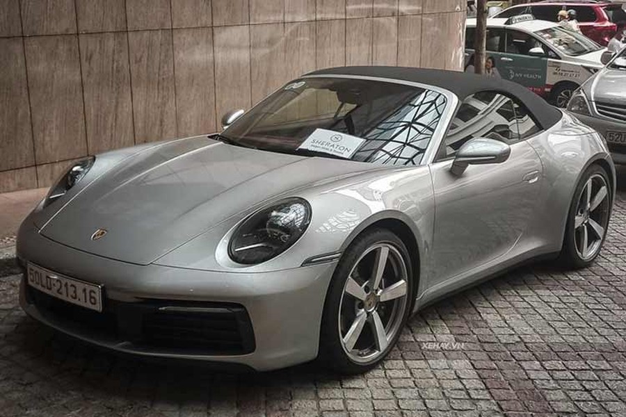 Chiếc  Porsche 911 Carrera S Cabriolet của NTK Thái Công là phiên bản mui trần, xe sở hữu màu sơn bạc cá tính. Siêu xe thể thao đến từ nước Đức được trang bị đèn pha LED-Matrix màu đen với thiết kế lồi đặc trưng cùng tạo hình oval dọc quen thuộc. 