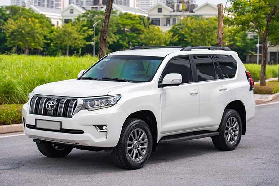 Chiếc xe SUV  Toyota Land Cruiser Prado đời 2017 này dù đã có tuổi đời tới 6 năm, nhưng ngoại hình vẫn còn khá mới. Theo người rao bán xe đây là phiên bản VX full options, tình trạng nội ngoại thất còn khá nguyên bản dù đã lăn bánh khoảng hơn 60.000km. Phiên bản này được xem liền kề trước phiên bản nâng cấp vừa ra mắt cuối năm 2017.