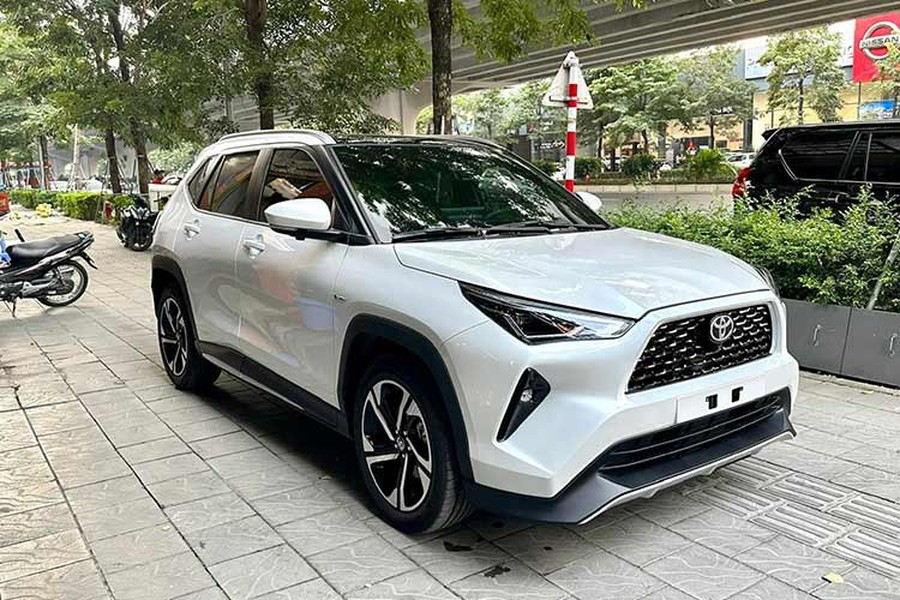 Toyota Yaris Cross là dòng SUV cỡ B hoàn toàn mới, đã lần đầu tiên ra mắt Việt Nam vào ngày 19/9/2023 với 2 phiên bản là máy xăng và hybrid. Giá bán khởi điểm lần lượt của 2 phiên bản này là 730 triệu và 838 triệu đồng. Do  Toyota Yaris Cross giá đắt nhất nhì trong phân khúc, nó gặp không ít bất lợi khi cạnh tranh với các đối thủ.