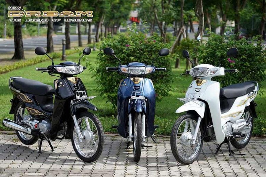 Sau gần một tháng ra mắt tại Campuchia, lô xe  Honda Dream 2024 mới đầu tiên đã được một doanh nghiệp chuyên kinh doanh xe nhập đưa về Việt Nam. Dream là dòng xe máy huyền thoại, gắn với nhiều thế hệ người dùng Việt, nhưng đã ngưng phân phối. Campuchia là thị trường hiếm hoi trong khu vực Đông Nam Á vẫn còn sản xuất dòng xe này.