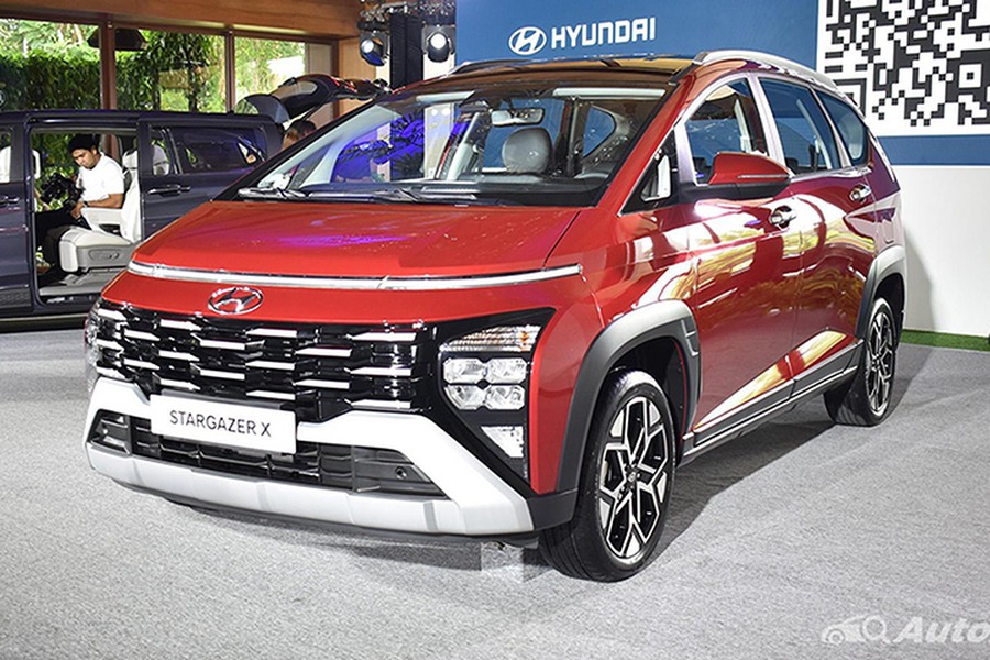  Hyundai Stargazer X   Trong số loạt  ôtô mới ra mắt Việt Nam tháng 4/2024, Hyundai Stargazer X 2024 mới là mẫu xe đầu tiên và hiện một số đại lý đã bắt đầu nhận cọc. So với bán thường, Stargazer X được thiết kế theo phong cách SUV để trông khỏe khoắn, thể thao và hiện đại hơn. Điều này được thể hiện rõ ràng qua phần lưới tản nhiệt cùng hàng loạt thay đổi ở ngoại thất...