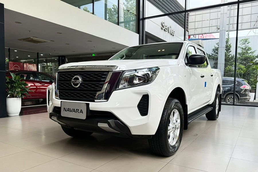 Sau gần 1 tháng ra mắt, lô xe bán tải  Nissan Navara 2024 mới đầu tiên đã có mặt tại nhiều đại lý trên toàn quốc. Số lượng xe và màu sắc khá dồi dào, sẵn sàng bàn giao đến tay khách hàng sau khi ký hợp đồng.