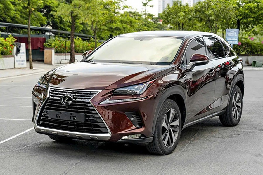 Chiếc xe SUV hạng sang  Lexus NX300 đời 2019 trong bài viết này hiện đang được chủ nhân chào bán trên thị trường xe cũ sau khoảng 5 năm sử dụng. Theo thông tin do người bán cung cấp, chiếc Lexus NX300 này có ngoại thất màu nâu và nội thất màu da bò. Tuy nhiên, chỉ số ODO (quãng đường đã đi) của xe không được đề cập.