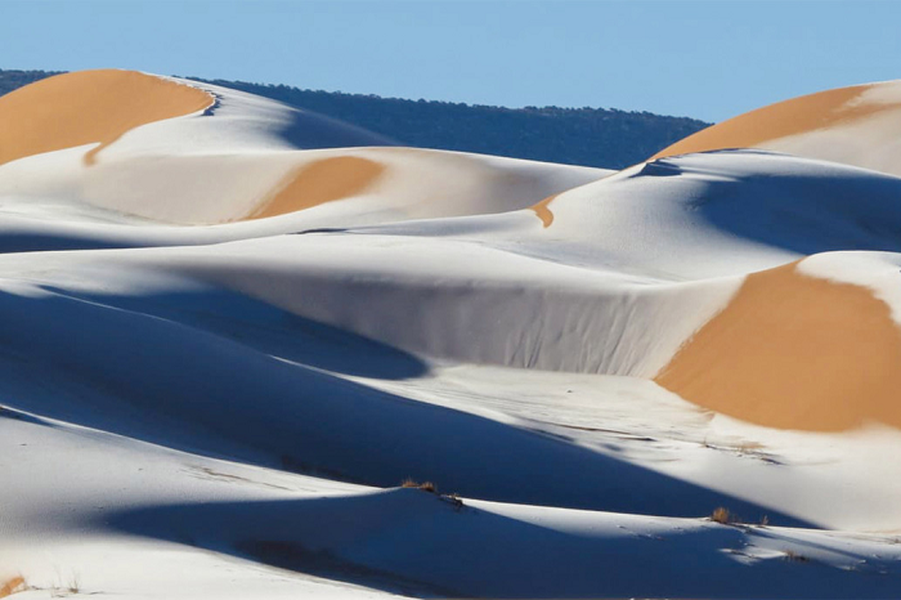  1. Tuyết rơi ở sa mạc Sahara: Đây là một trong những sự thật thú vị về các kỳ quan nổi tiếng thế giới. Hầu hết chúng ta đều nghĩ rằng sa mạc là nơi nóng nhất trên trái đất và tuyết là thứ không thể nhìn thấy ở đây. Nhưng sự thật lại không phải như bạn nghĩ. Tuyết từng rơi ở sa mạc và cảnh tượng này thậm chí có thể nhìn thấy từ ngoài không gian.