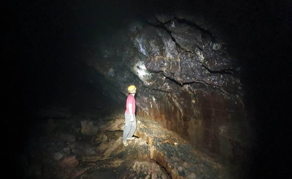 Mới đây, Ban quản lý Công viên địa chất toàn cầu UNESCO  Đắk Nông cho biết, theo thông báo từ các chuyên gia, quá trình khảo sát hang C7- hang động núi lửa dài nhất Đông Nam Á (thuộc hệ thống núi lửa Nâm Kar, huyện Krông Nô) mấy ngày qua, họ phát hiện thêm một số nhánh mới, khám phá thêm khoảng 175m chiều dài. Với phát hiện mới này, chiều dài hang C7 tăng lên đến hơn 1.240m. (Ảnh: Tiền phong)