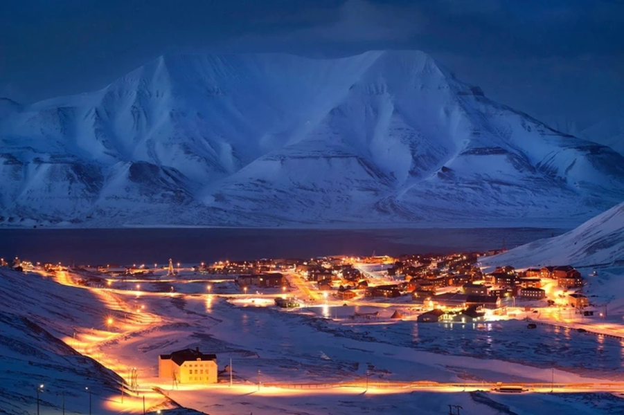 Nằm sâu bên trong vòng Bắc Cực, quần đảo Svalbard của Na Uy có  vùng đất xa xôi nhất thế giới Longyearbyen - nơi đang chứng kiến hiện tượng nóng lên nhanh nhất toàn cầu, gấp 6 lần so với trung bình của cả hành tinh, theo số liệu thống kê từ Viện địa cực Na Uy.