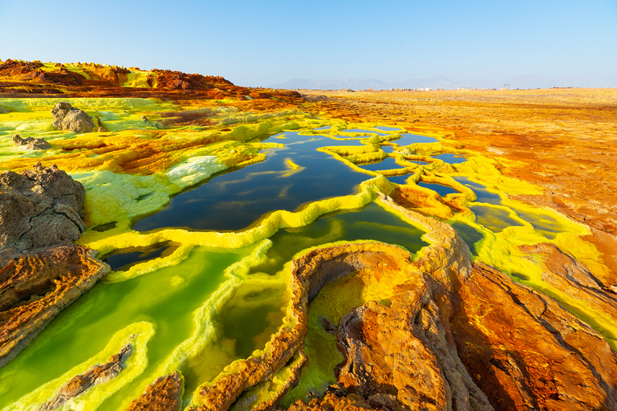 1. Dallol, Ethiopia: Nằm cách thủ đô của Ethiopia 483km và được công nhận là một trong những nơi nóng nhất thế giới. Nhiệt độ ở Dallol thường xuyên cao trên 38 độ C và đỉnh điểm là gần 63 độ C.