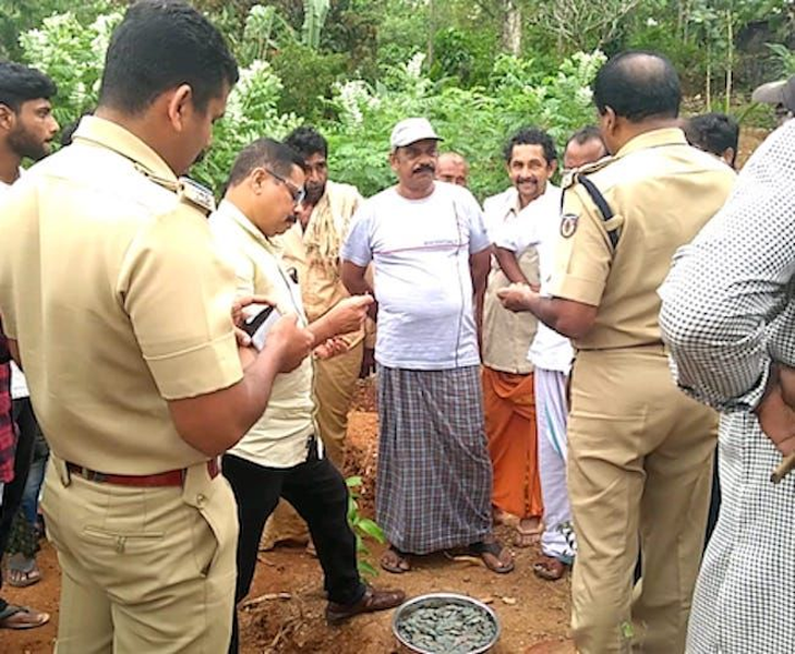 " Kho báu" trăm năm tuổi này được ông B Rathnakaran Pillai, 66 tuổi, sống ở thị trấn Kilanoor, Kerala (Ấn Độ) vô tình tìm thấy trong khi đang đào đất trong vườn của mình. (Ảnh: Yahoo News)