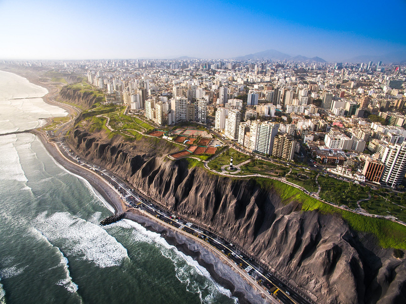  Thành phố Lima là thủ đô của Cộng hòa Peru, nằm ở bờ biển Thái Bình Dương của Nam Mỹ. Tuy nhiên, điều đặc biệt ở đây đó là trong suốt 600 năm qua, thành phố này không bao giờ trải qua mưa, điều rất kỳ lạ đối với một thành phố ven biển. Thế nhưng, các cây cối tại đây vẫn tươi tốt và phát triển mạnh mẽ.