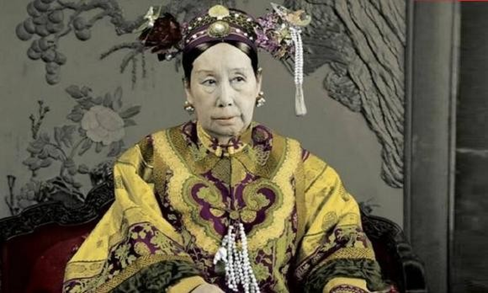  Từ Hi Thái hậu (1835-1908) từ nhỏ đã vào cung làm phi cho vua Hàm Phong. Năm 1856, bà sinh cho Hàm Phong Đế một con trai là Đồng Trị, người sau này lên ngôi hoàng đế Trung Hoa.