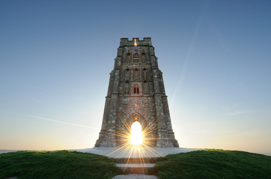 1. Đồi Glastonbury Tor ở Somerset, Anh: Được cho là  cánh cổng dẫn đến thế giới khác, nơi này gắn liền với vị vua Arthur và hòn đảo Avalon, nơi thời gian đứng yên và tuổi trẻ vĩnh cửu tồn tại.