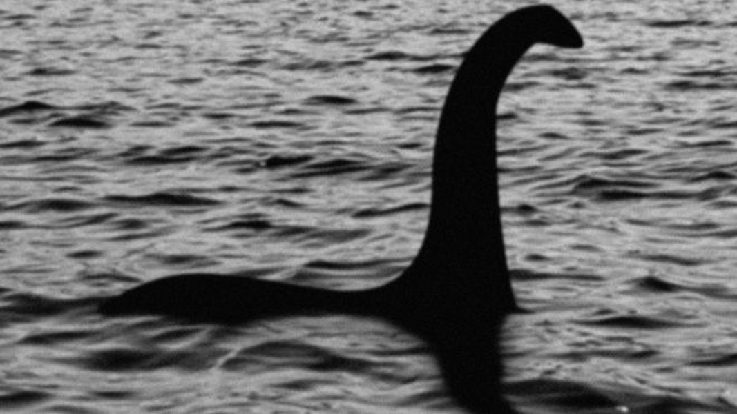 1. Quái vật hồ Loch Ness (Nessie): Nessie là một sinh vật bí ẩn chưa được xác định chắc chắn, chúng được cho rằng sống trong hồ Loch Ness ở Scotland. Có các báo cáo thấy Nessie từ nhiều thế kỷ trước, nhưng không có bằng chứng cụ thể về sự tồn tại của nó.